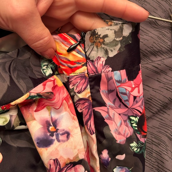 Beautiful black floral satin feel dress pants size M - Picture 6 of 8